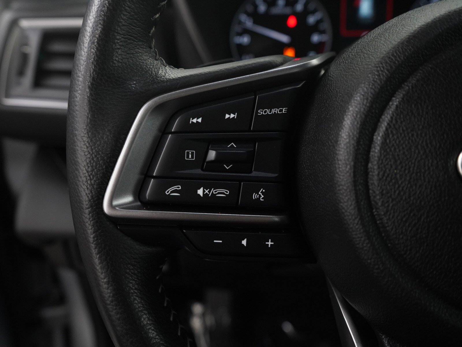 Used 2023 Ice Silver Metallic Subaru Limited image 19