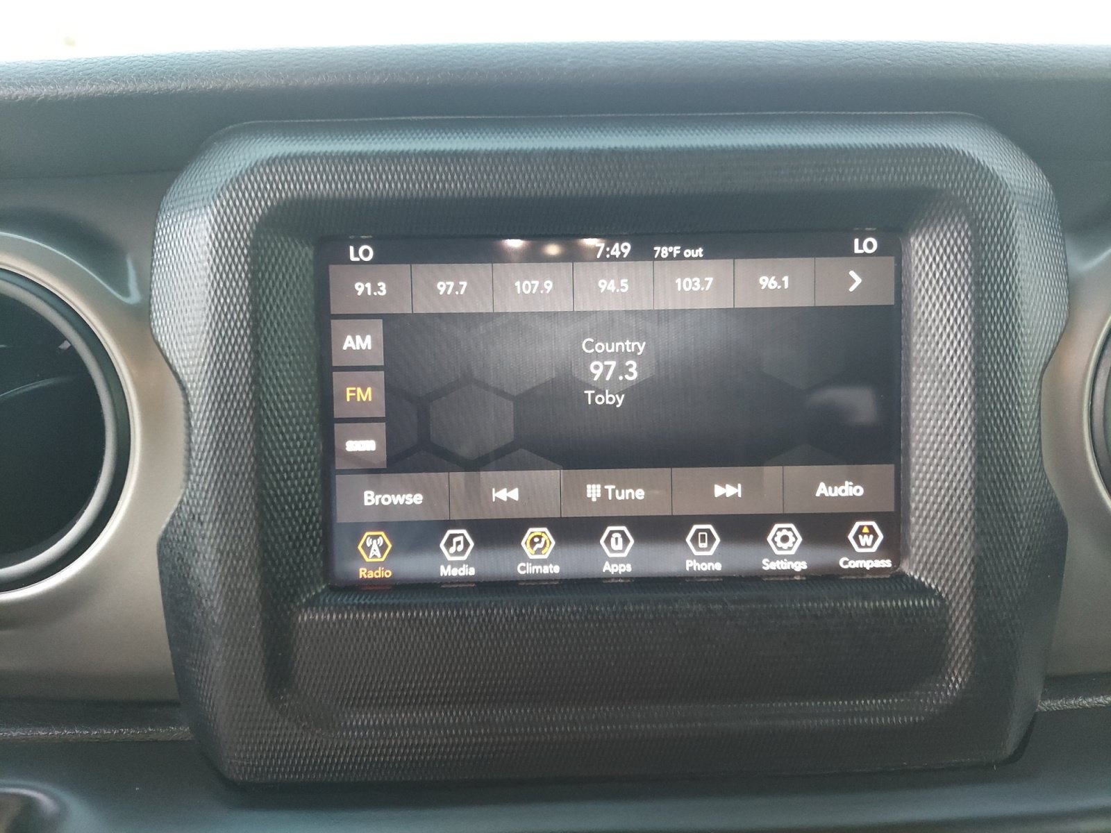 Used 2020 Bikini Pearlcoat Jeep Sport S image 17