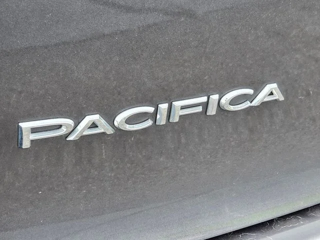 Used 2017 Gray Chrysler Limited image 19