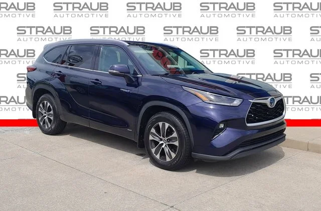 Used 2021  Toyota XLE image 1