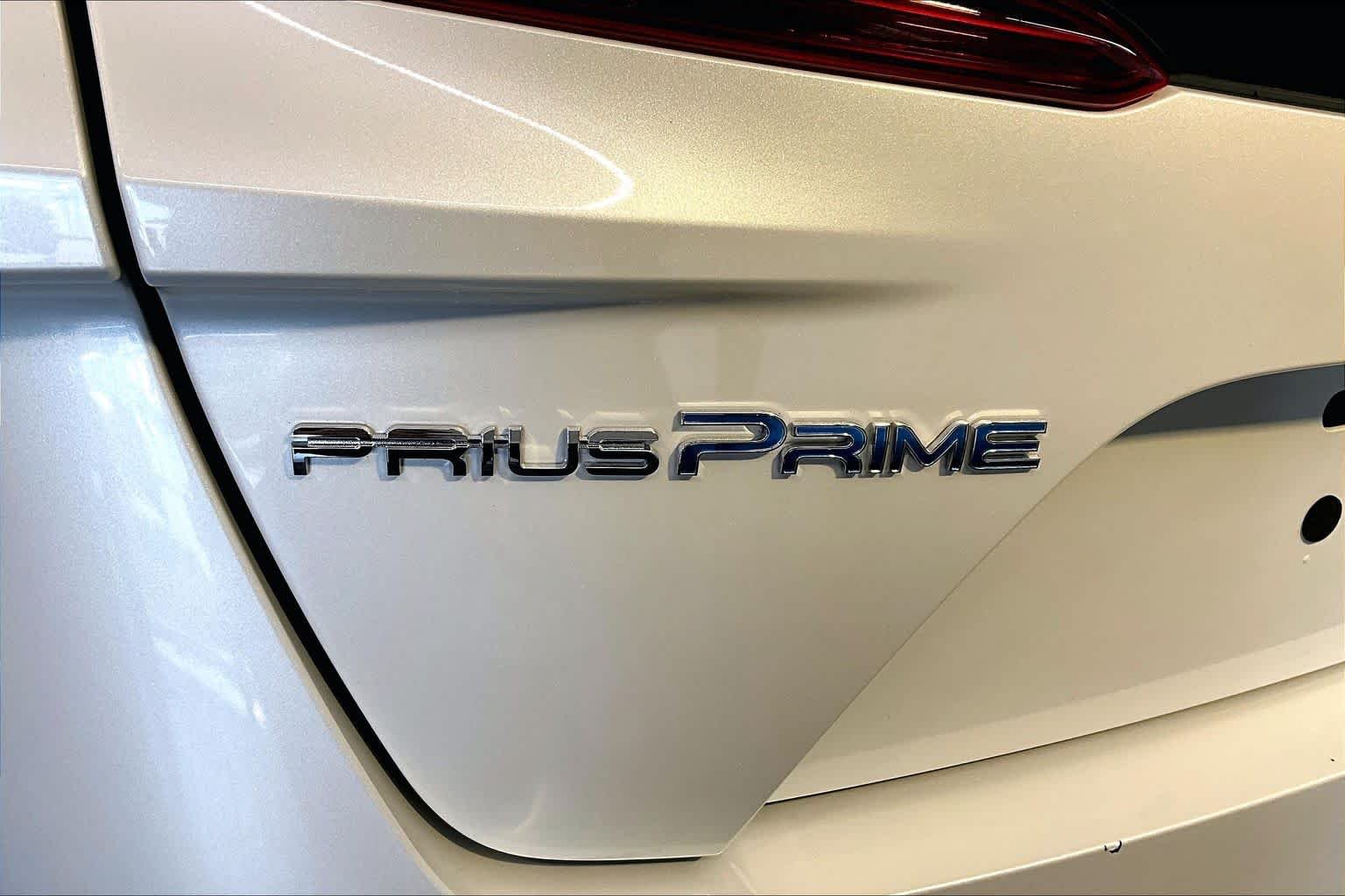 Used 2022 Wind Chill Pearl Toyota LE image 9