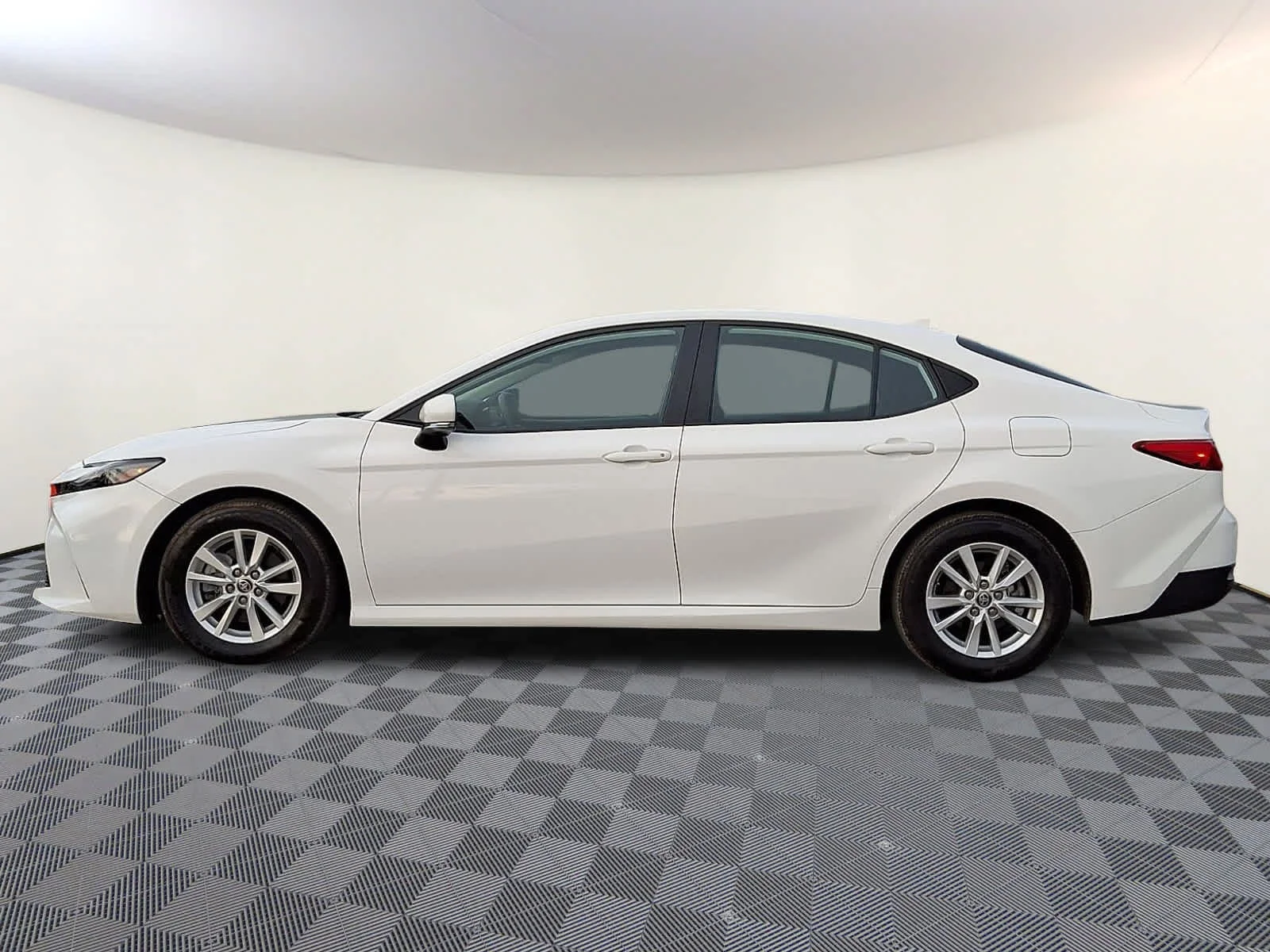 Used 2025 Ice Cap Toyota LE image 9