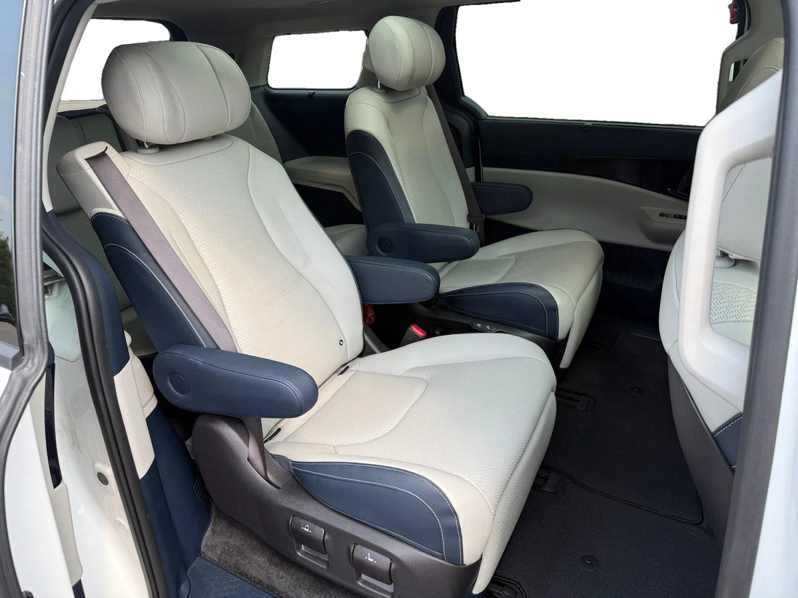 Used 2025 Snow White Pearl Kia SX Prestige image 27