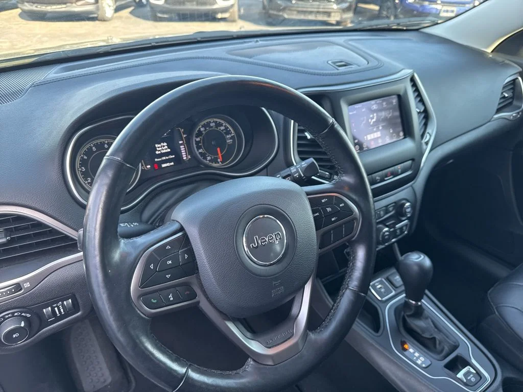 Used 2021 Green Jeep Latitude Lux image 17