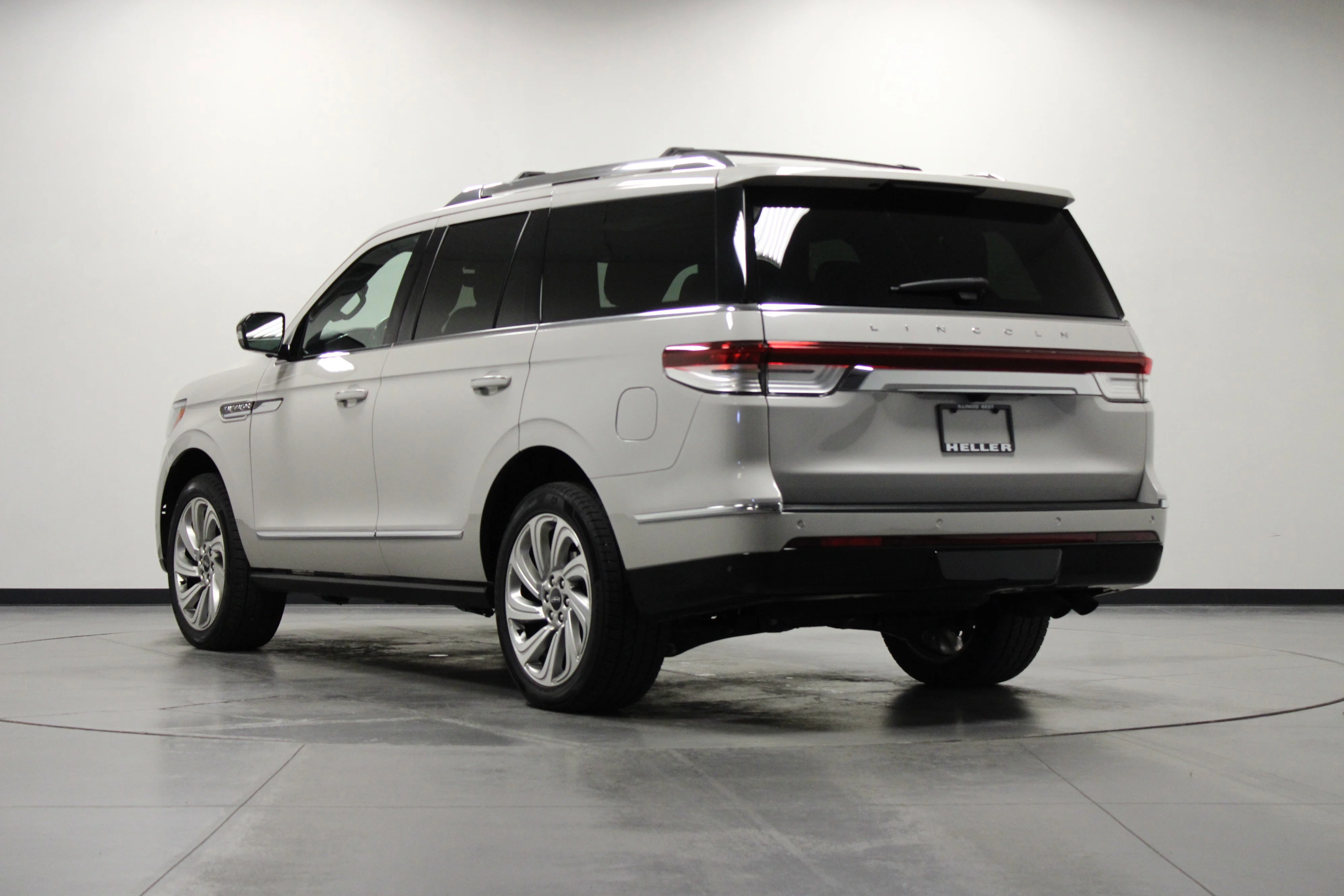 Used 2024 Ceramic Pearl Metallic Tri-Coat Lincoln Reserve image 6