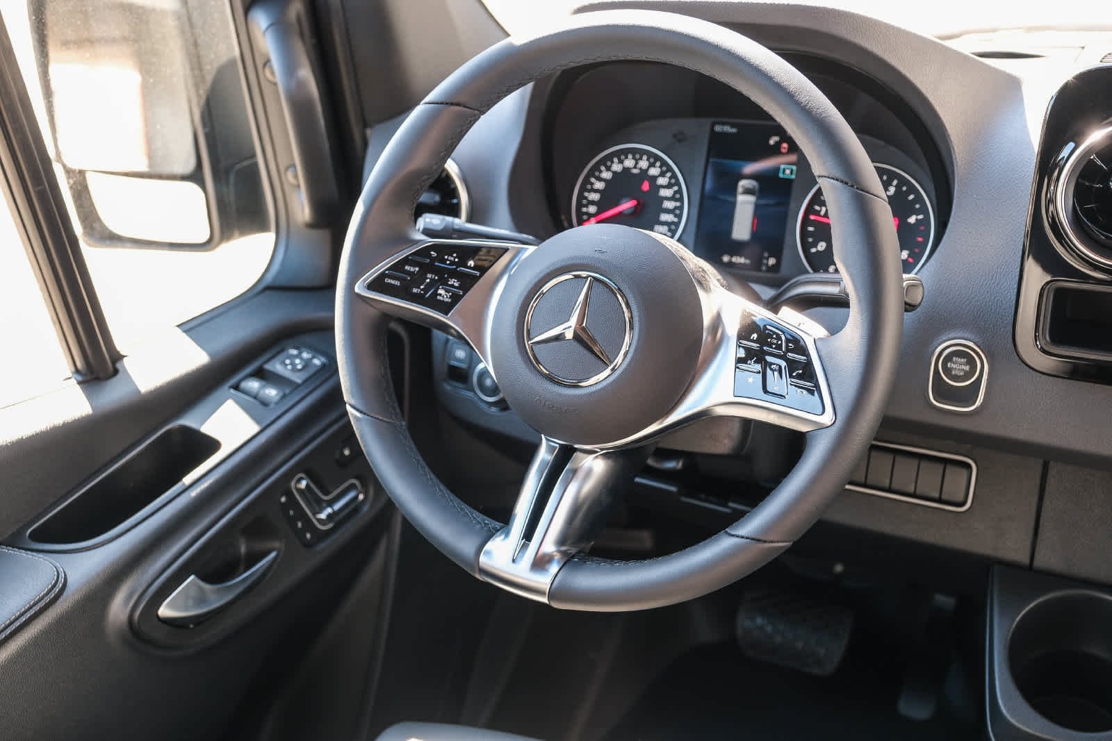 New 2026 Obsidian Black Metallic Mercedes-Benz Passenger 170 WB High Roof RWD 2.0L 4-Cylinder image 19