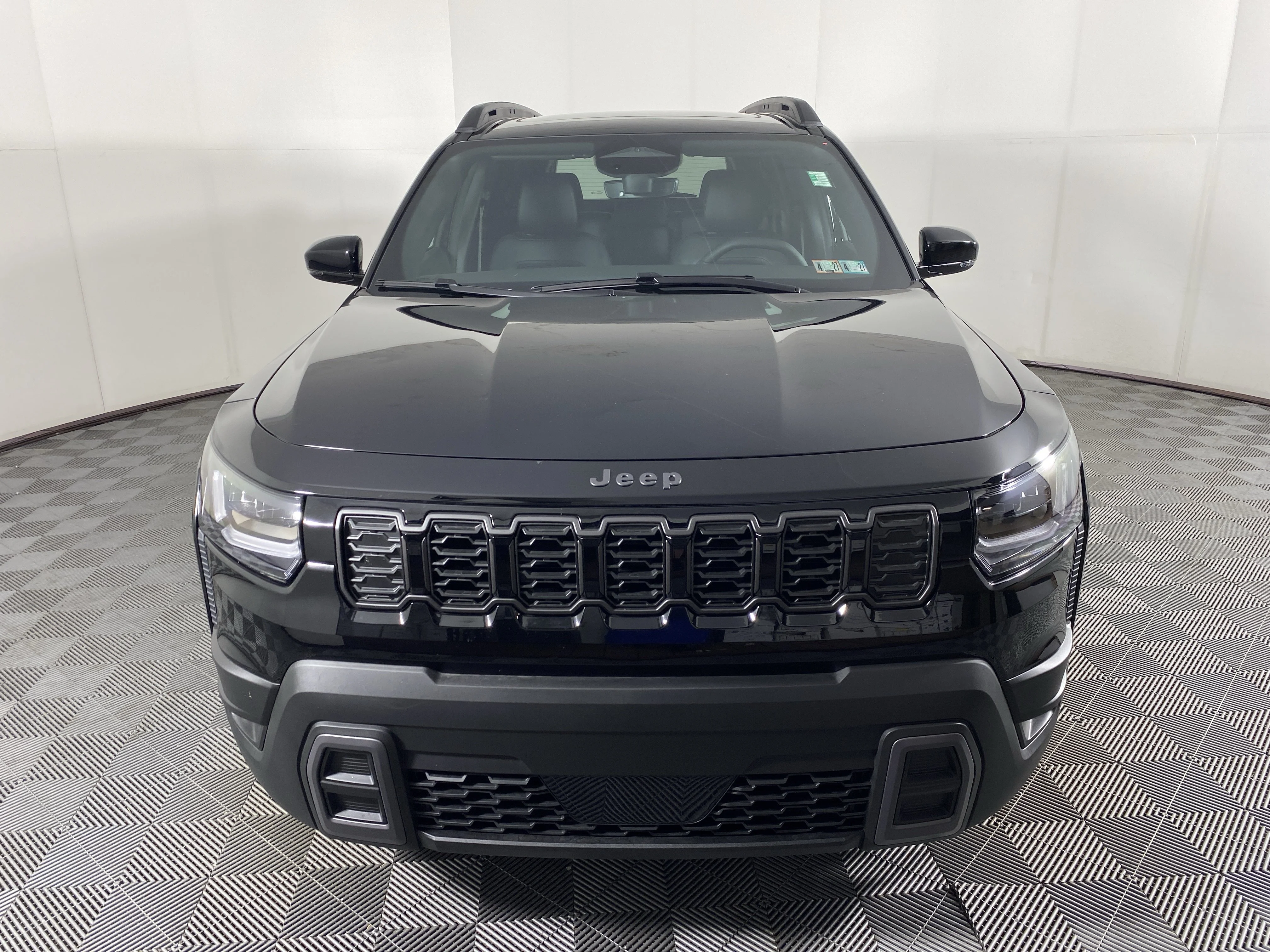 New 2026 Diamond Black Crystal Pearl-Coat Exterior Paint Jeep Limited image 12