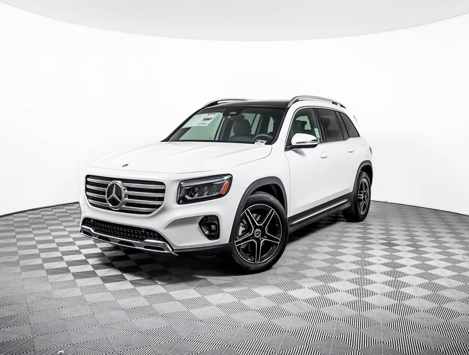 New 2026 Polar White Mercedes-Benz GLB 250 image 1