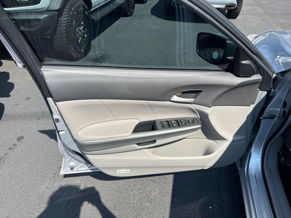 Used 2009 Alabaster Silver Metallic Honda EX-L image 11