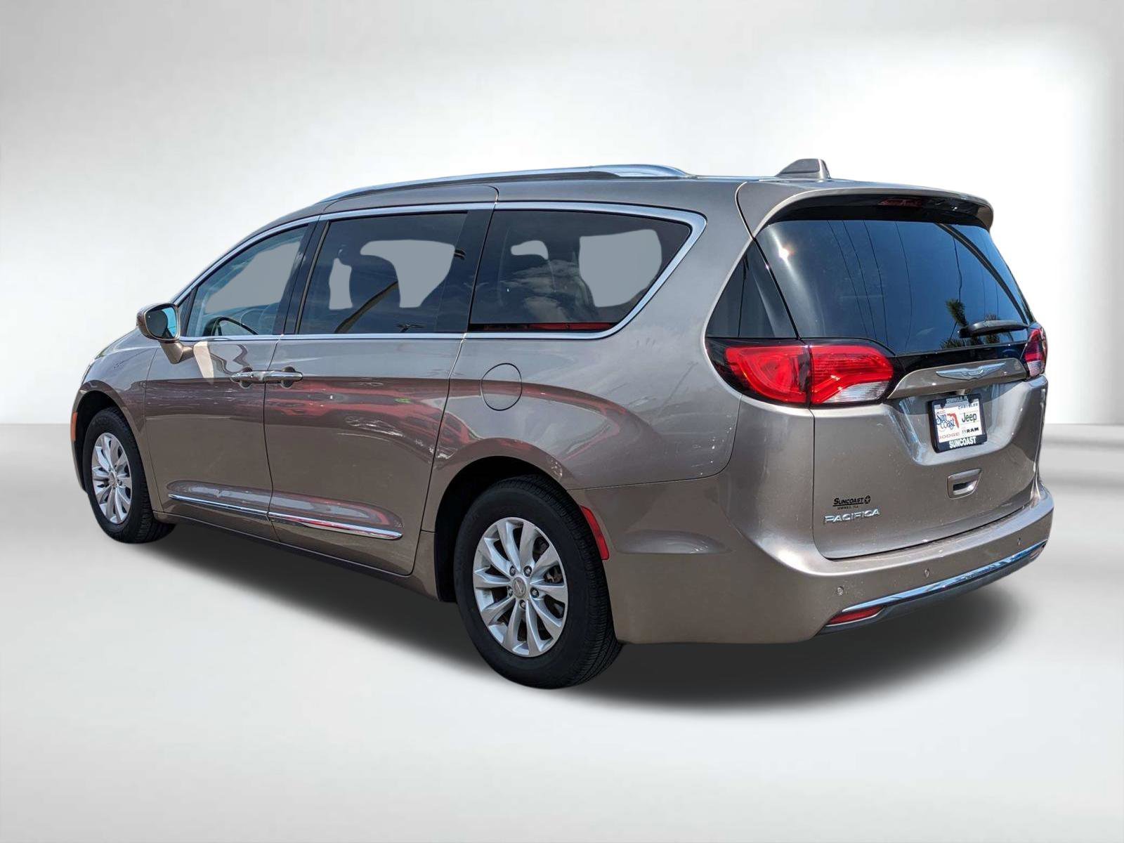Used 2018 Silver Chrysler Touring L image 7