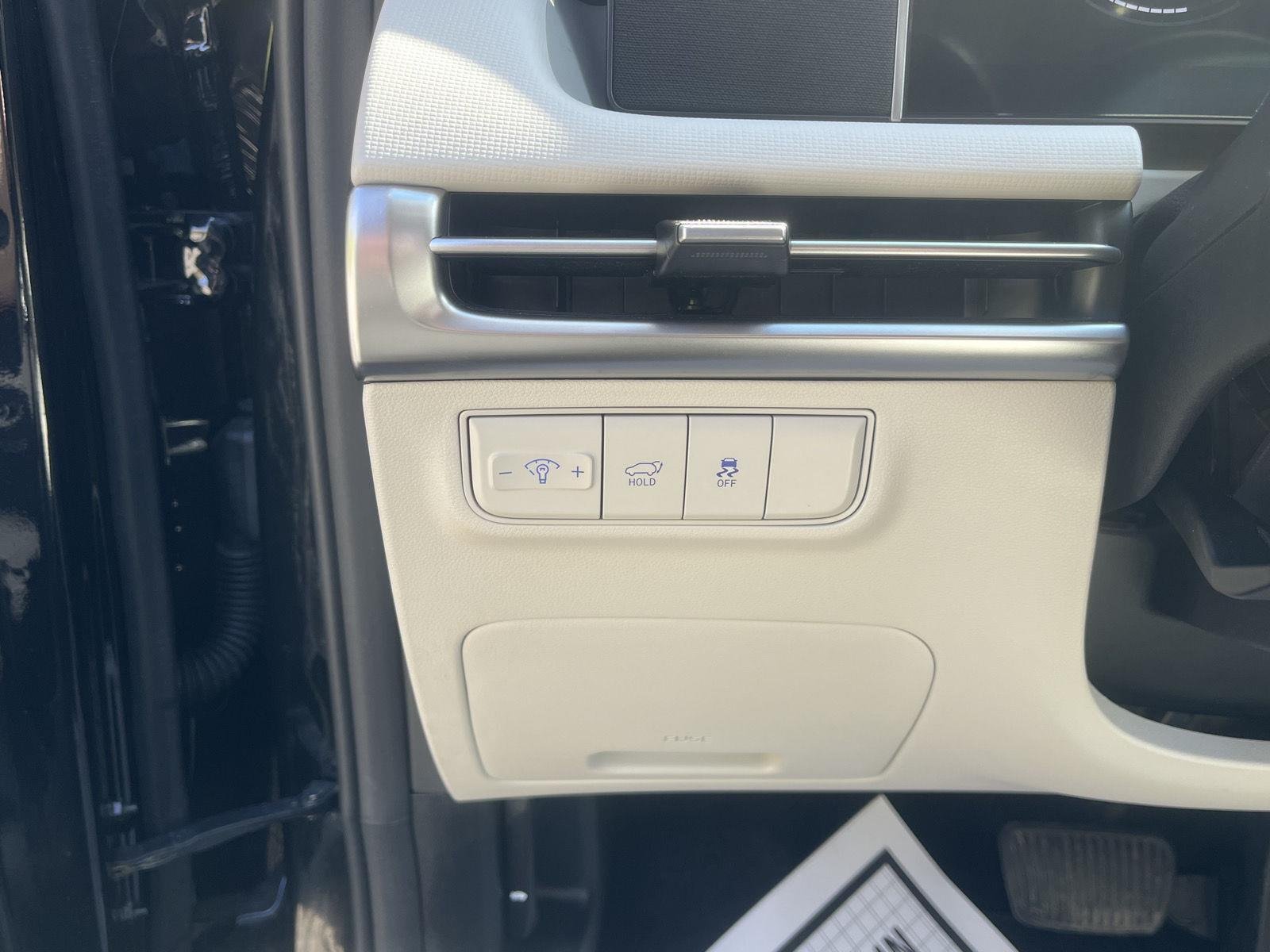 Used 2025 Phantom Black Hyundai SEL image 30
