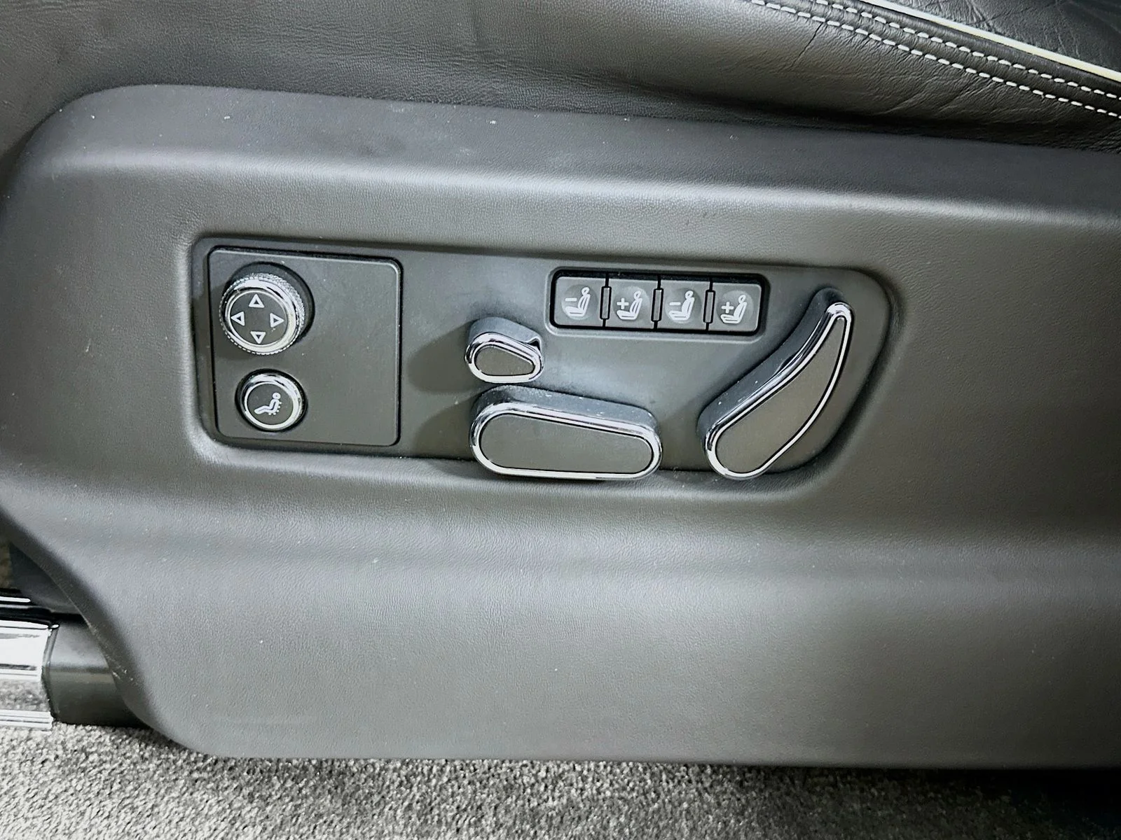 Used 2022 Black Bentley  image 56