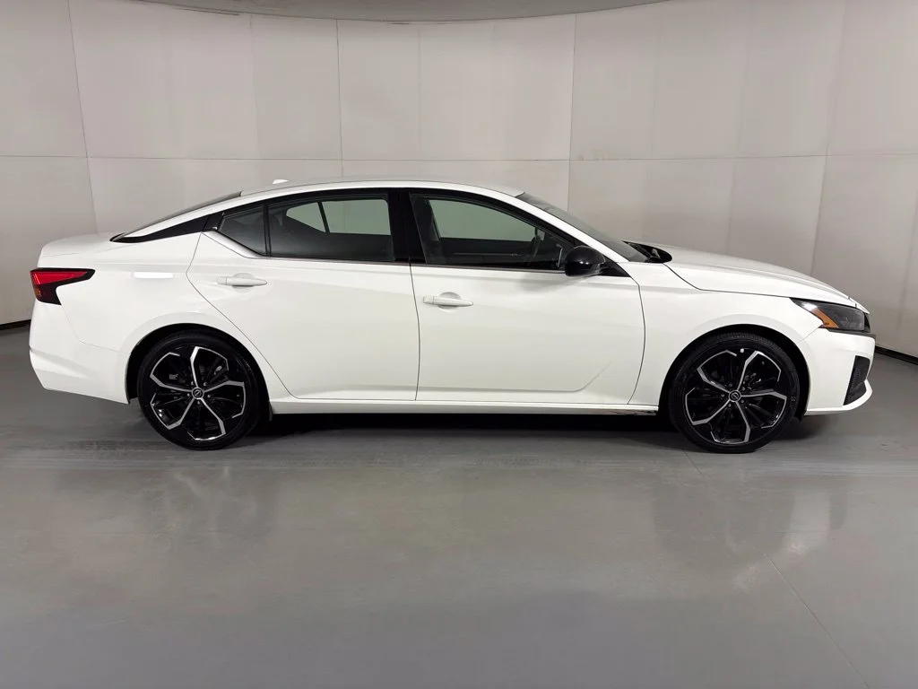Used 2024 White Nissan 2.5 SR image 9