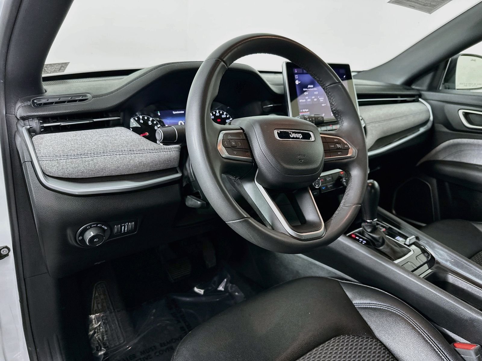 Used 2024 Bright White Clearcoat Jeep Latitude image 9