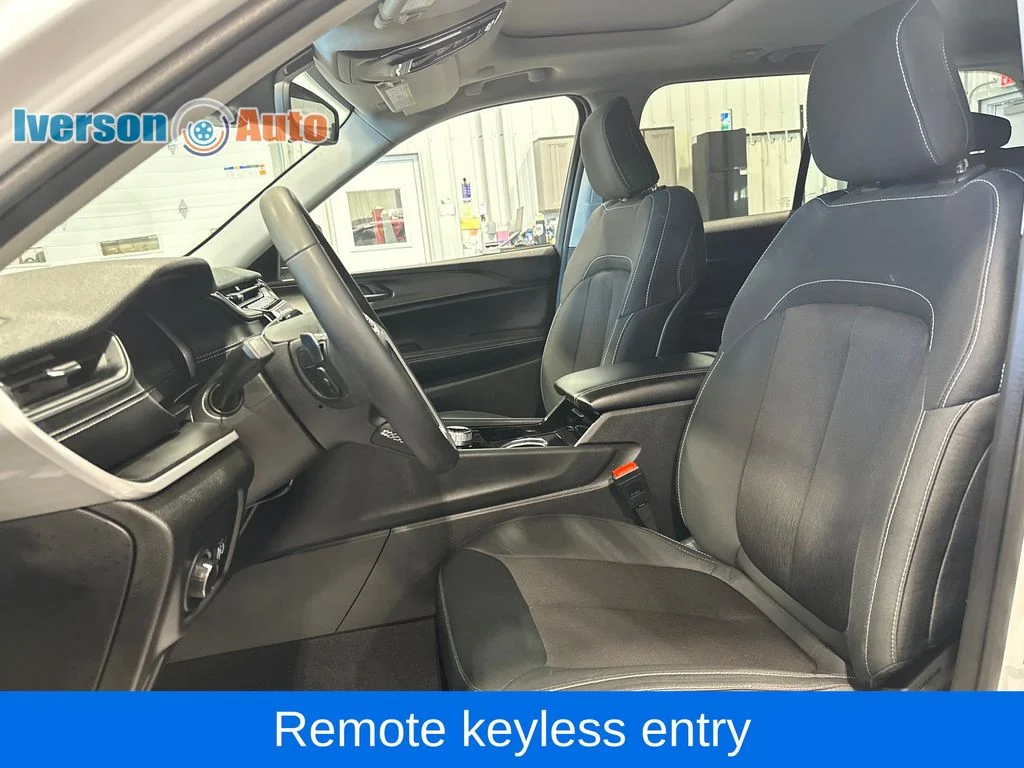 Used 2023 White Jeep Laredo image 18