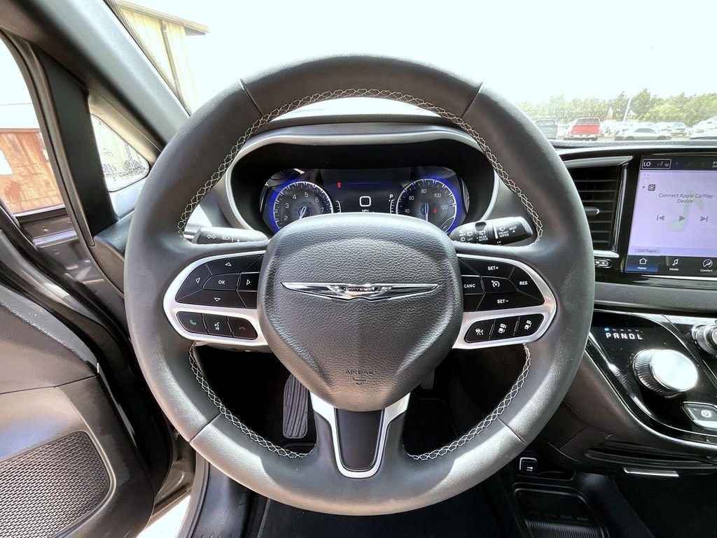 Used 2025 White Chrysler Select image 11