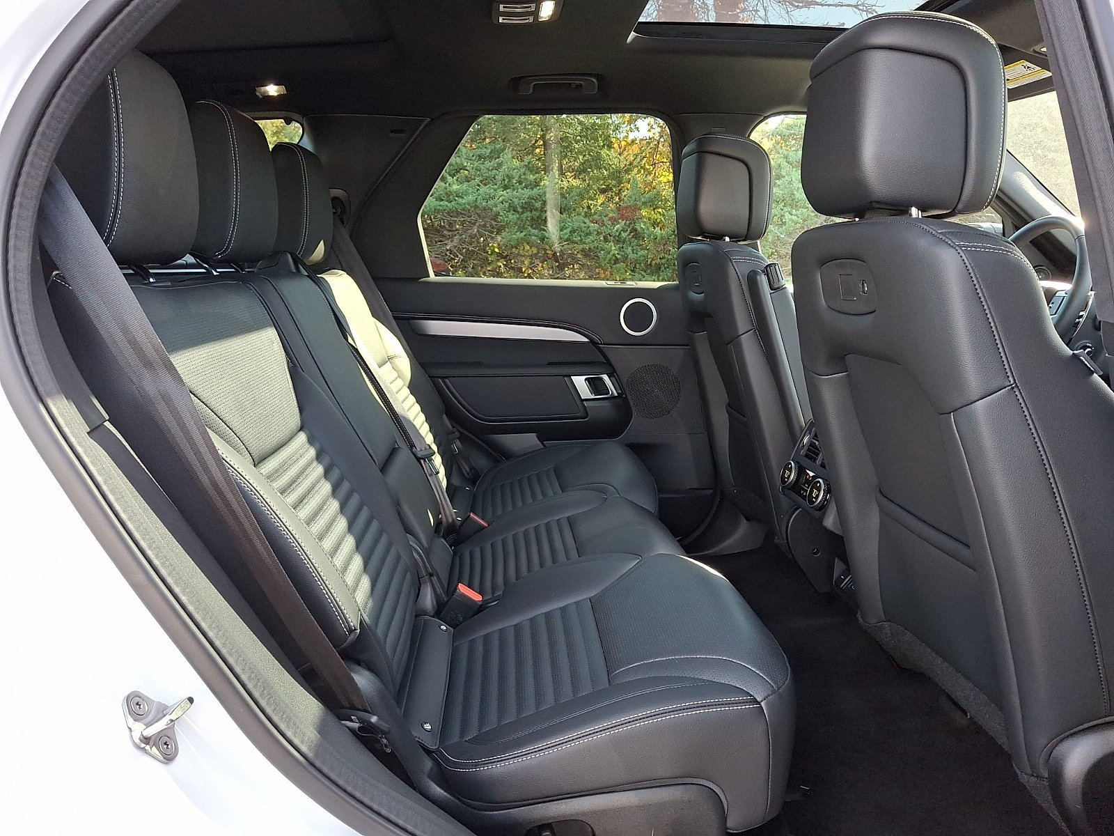 Used 2025 Fuji White   1Aa Land Rover Dynamic SE image 19