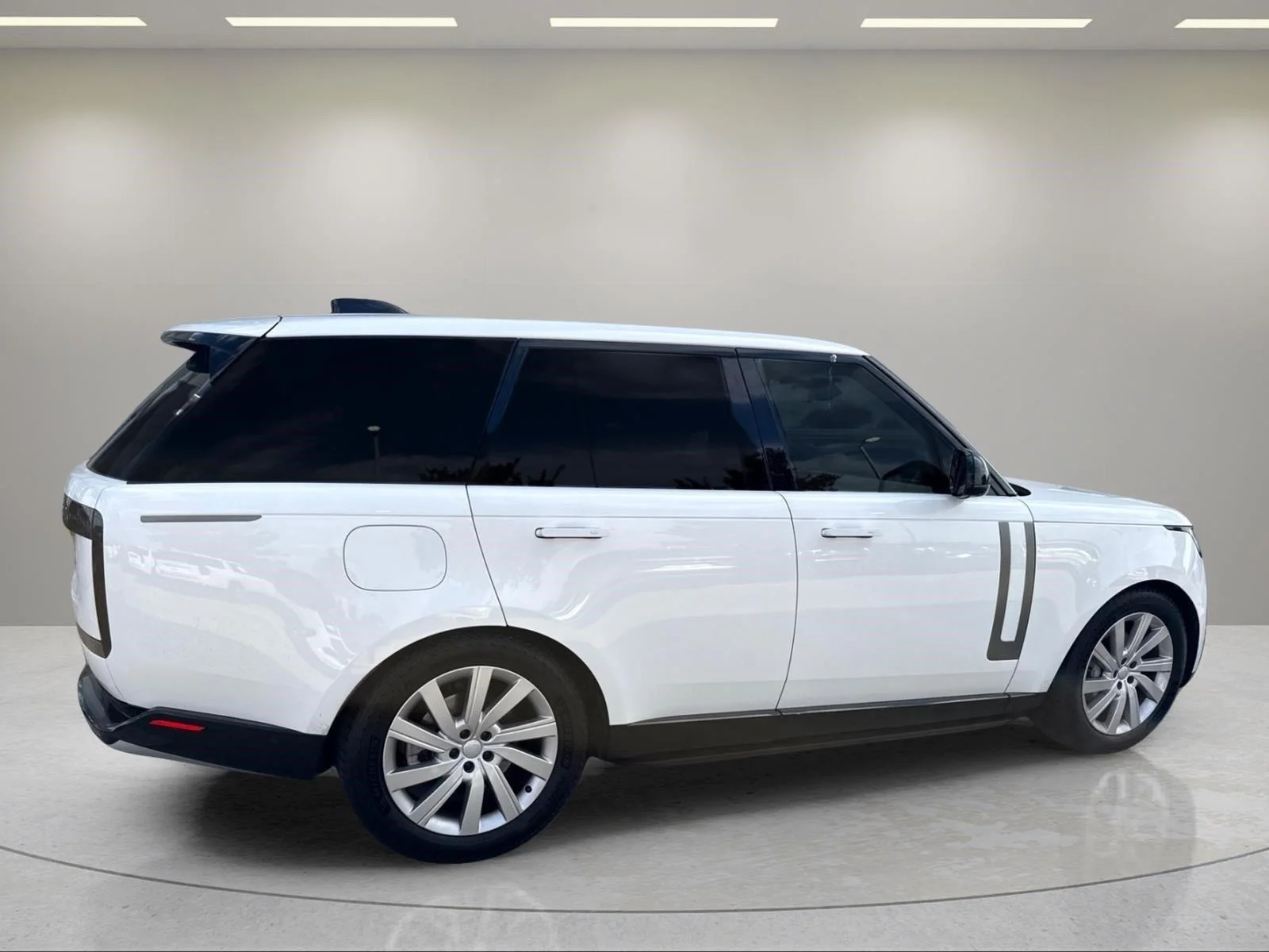 Used 2024 Fuji White Land Rover SE image 16