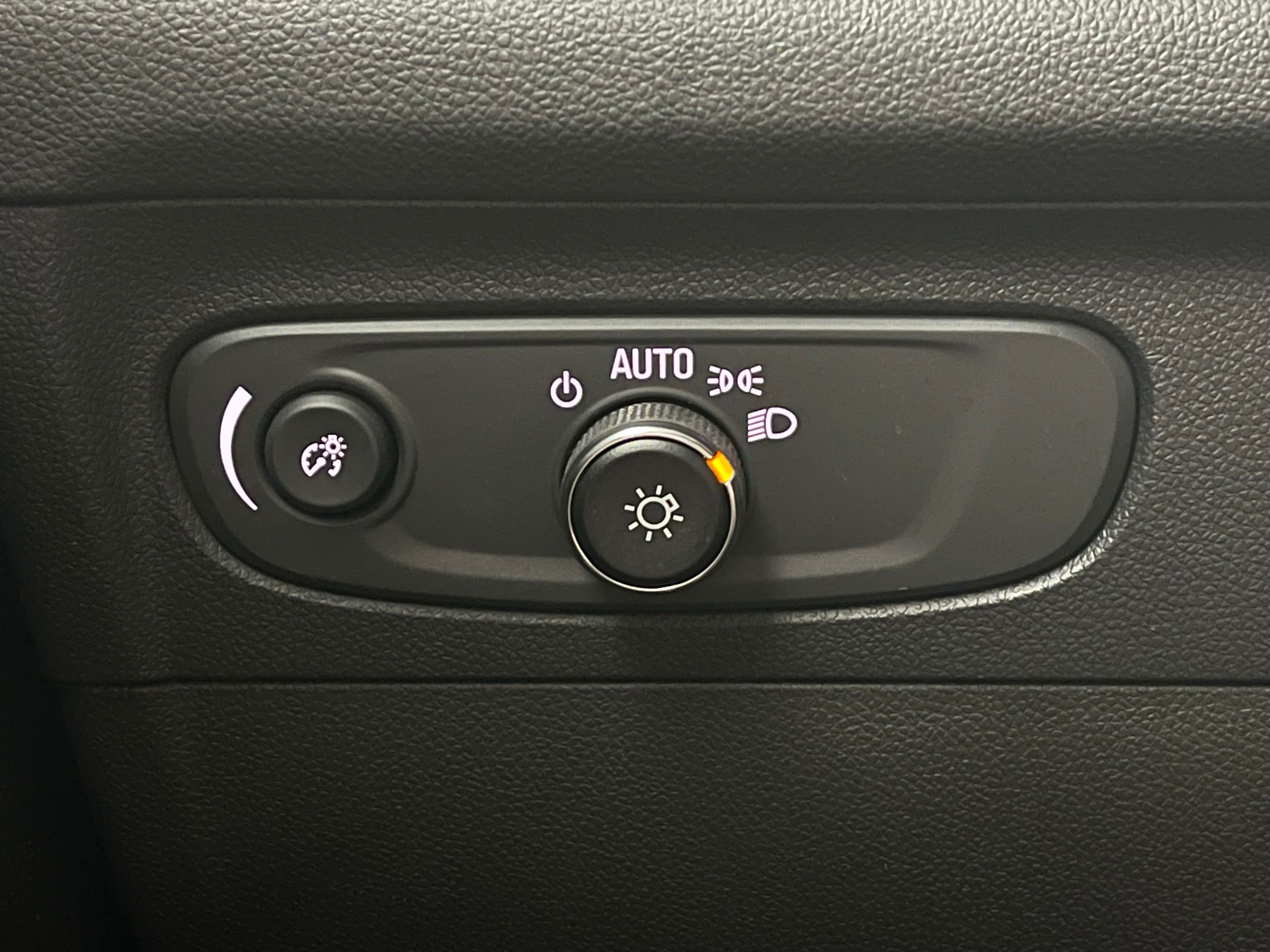 Used 2023 Summit White Buick Essence image 23