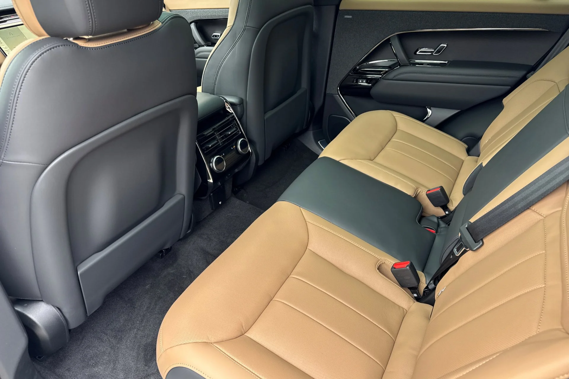 New 2026 FUJI WHITE Land Rover Dynamic SE image 4