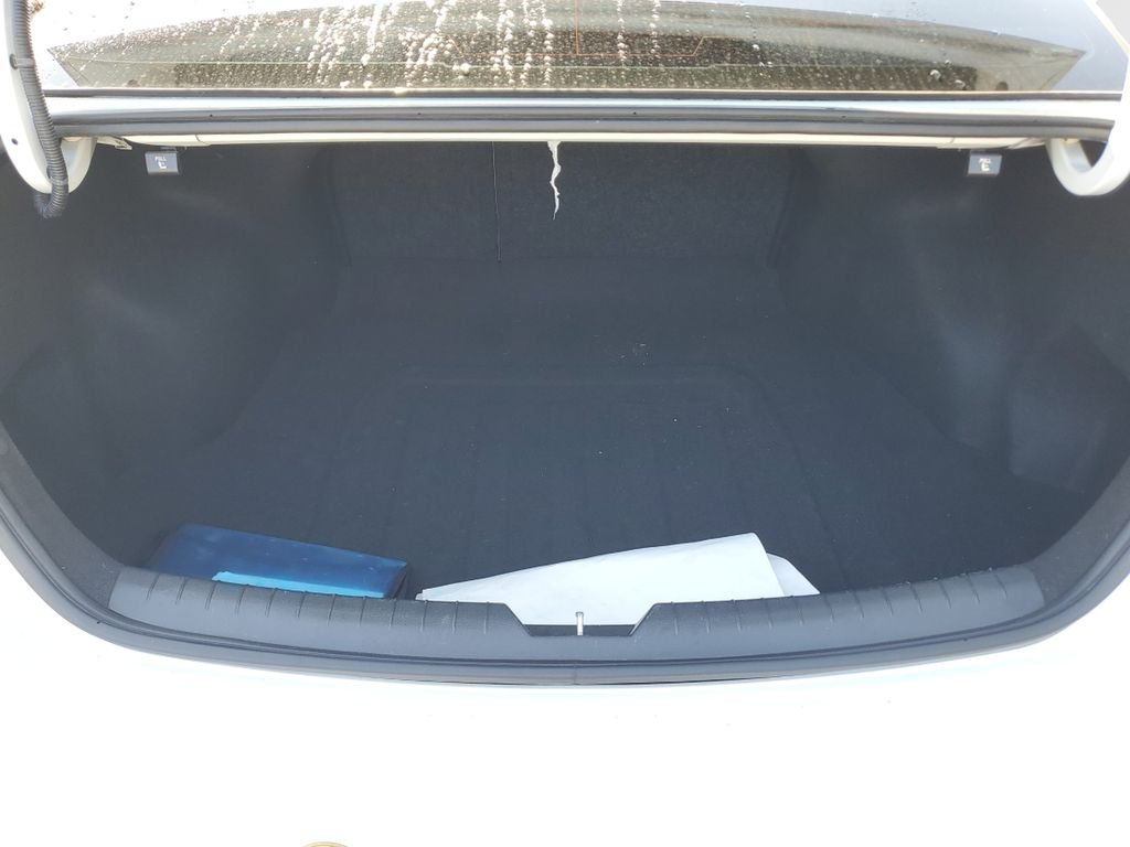 Used 2018 White Hyundai SEL image 9