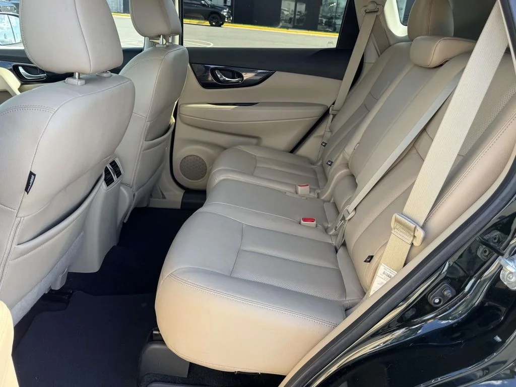 Used 2018 Green Nissan SL image 15