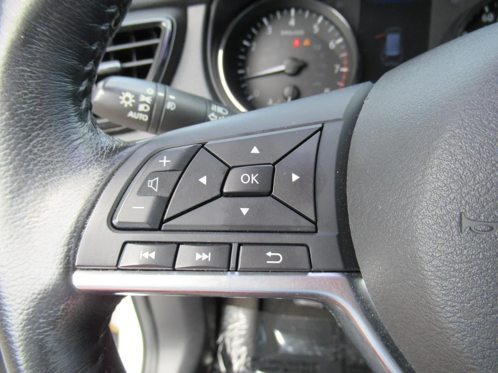 Used 2018 White Nissan SL image 25