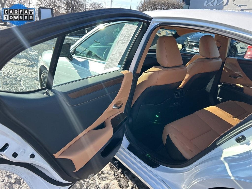 2025 LEXUS ES - Image 30