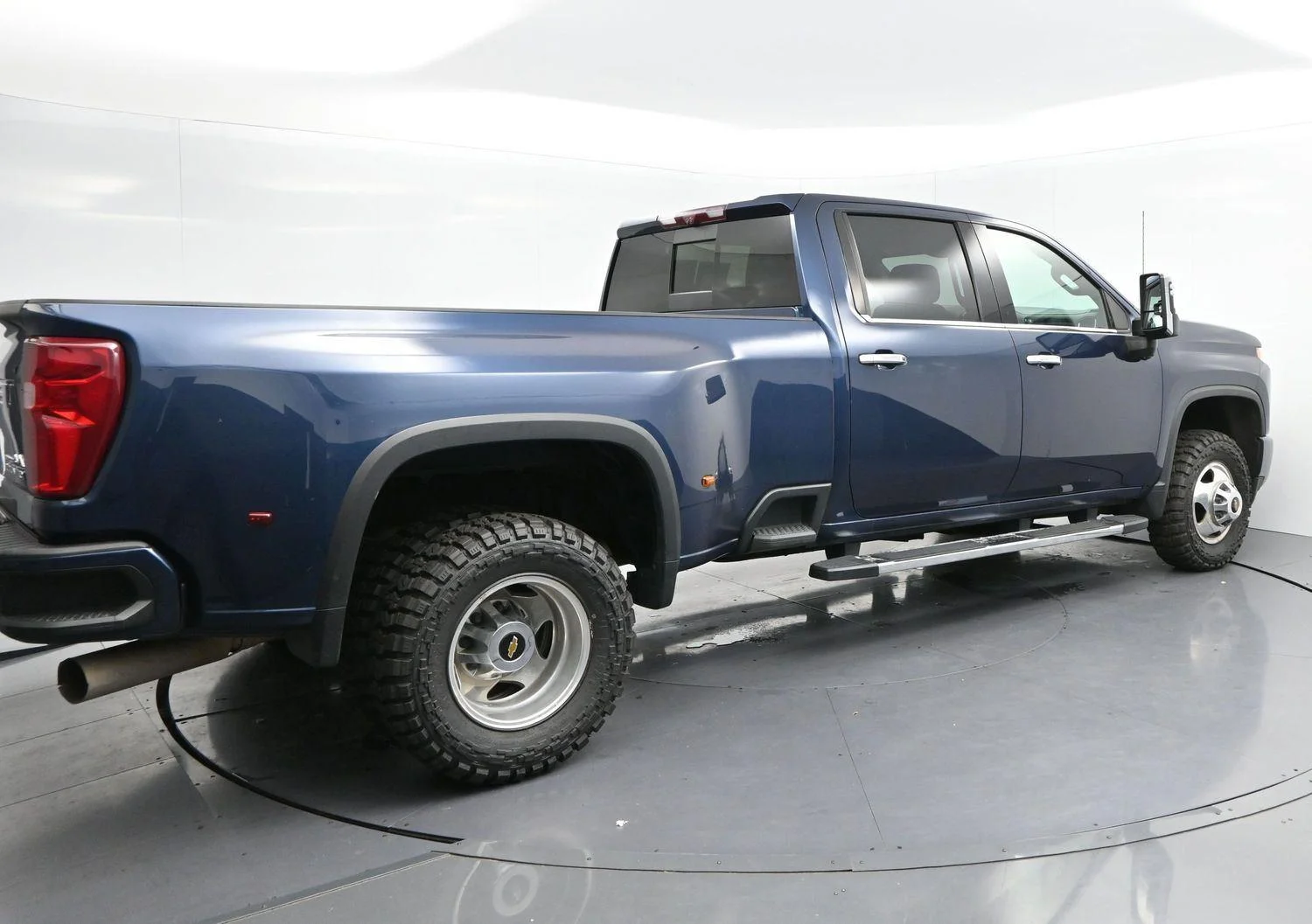 Used 2023 Northsky Blue Metallic Chevrolet High Country image 7
