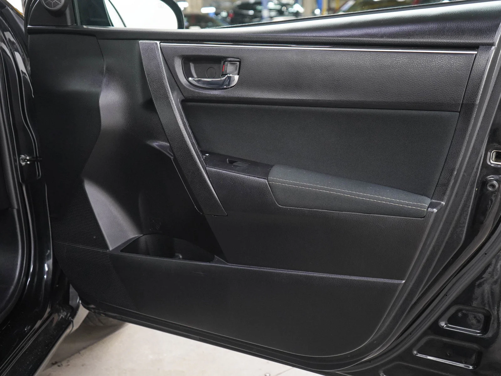 Used 2018  Toyota LE image 9