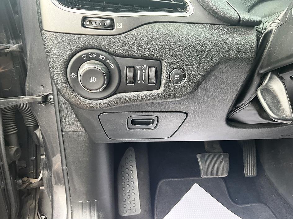 Used 2019 Gray Jeep Limited image 17