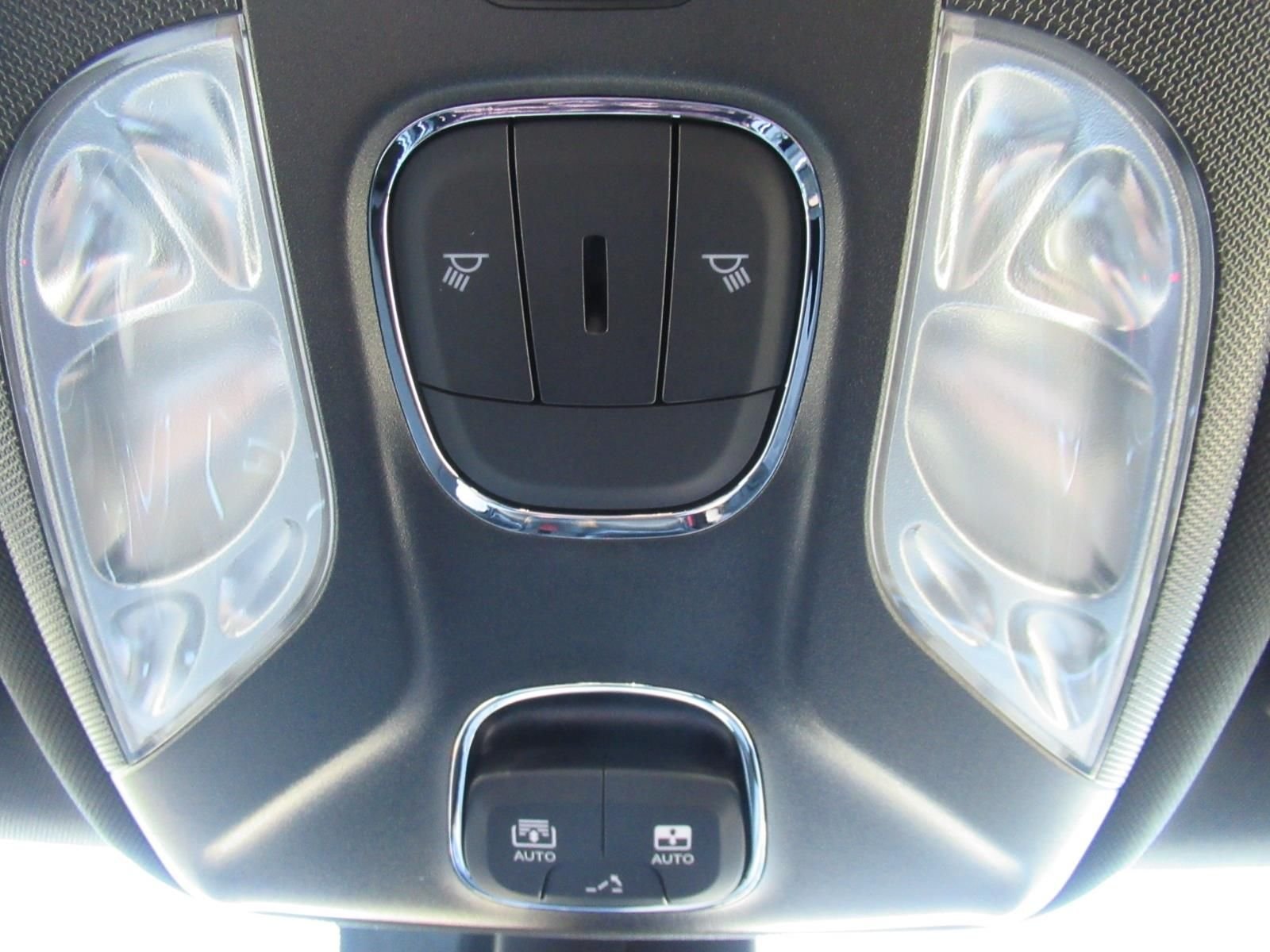 New 2026 Diamond Black Crystal Pearlcoat Jeep Latitude image 32