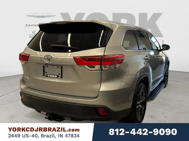 Used 2017 Silver Toyota LE image 5