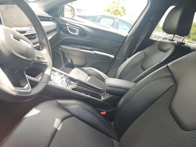 Used 2026 White Jeep Latitude image 6