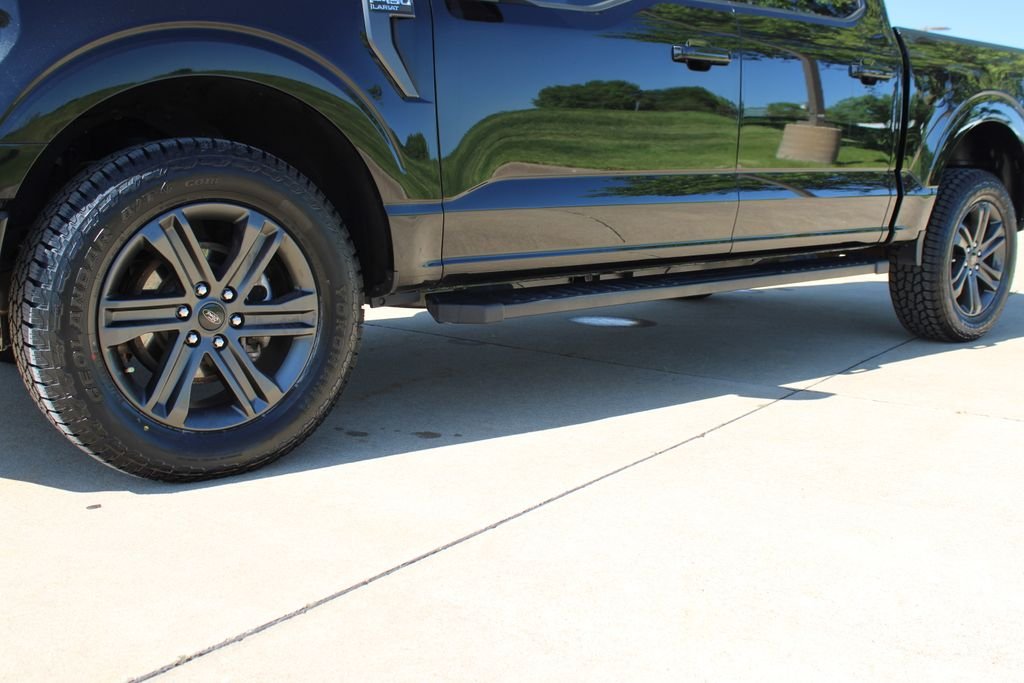 Used 2023  Ford Lariat image 10