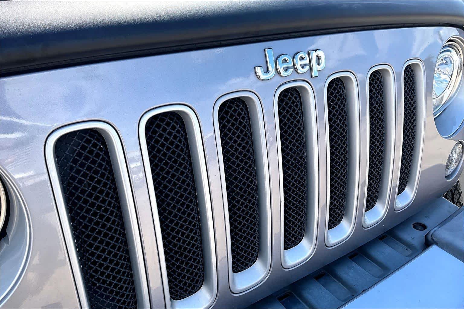 Used 2017 Billet Silver Metallic Clearcoat Jeep Sahara image 29