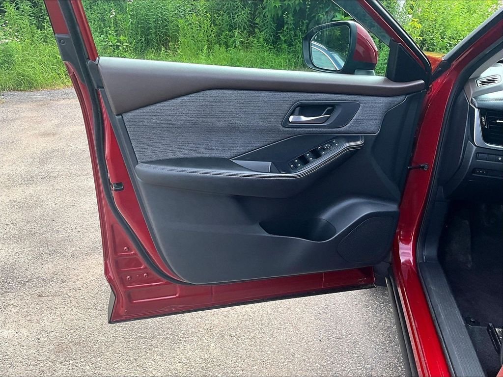 Used 2023 Red Nissan SV image 9