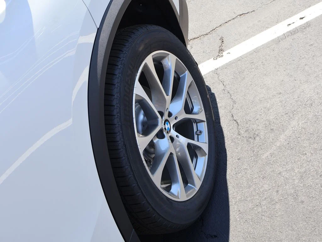 New 2026 Mineral White Metallic BMW xDrive40i image 38