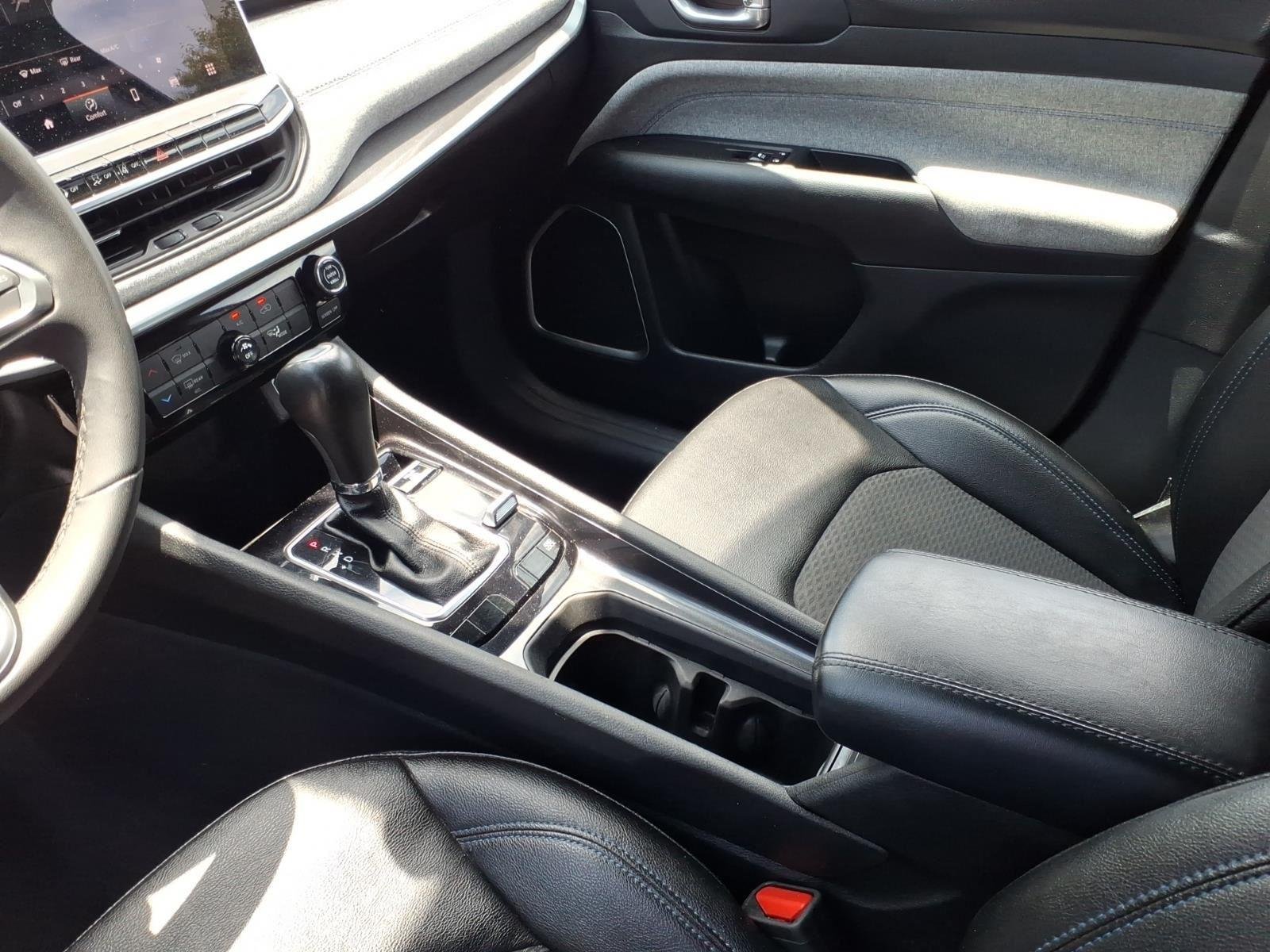 Used 2024 Diamond Black Crystal Pearlcoat Jeep Latitude image 20