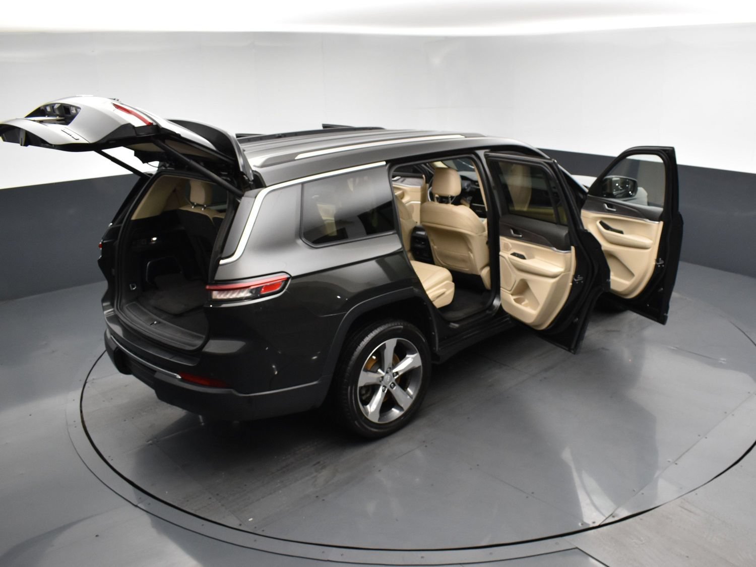 Used 2022 Rocky Mountain Pearlcoat Jeep Limited image 26