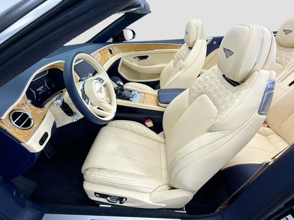 Used 2021  Bentley V8 image 25