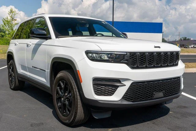 Used 2025 White Jeep Altitude X image 4