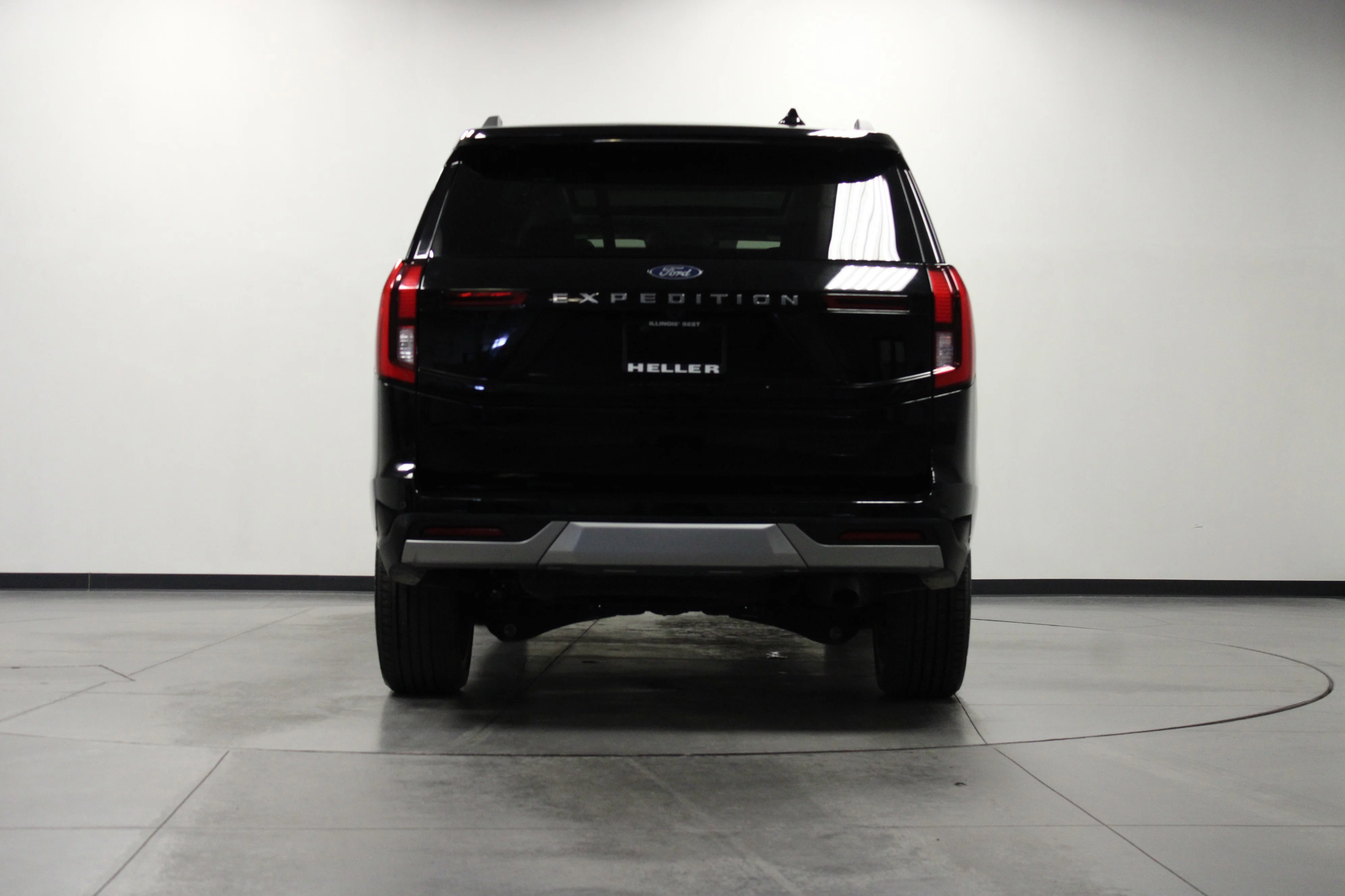 Used 2025 Agate Black Metallic Ford Platinum image 5