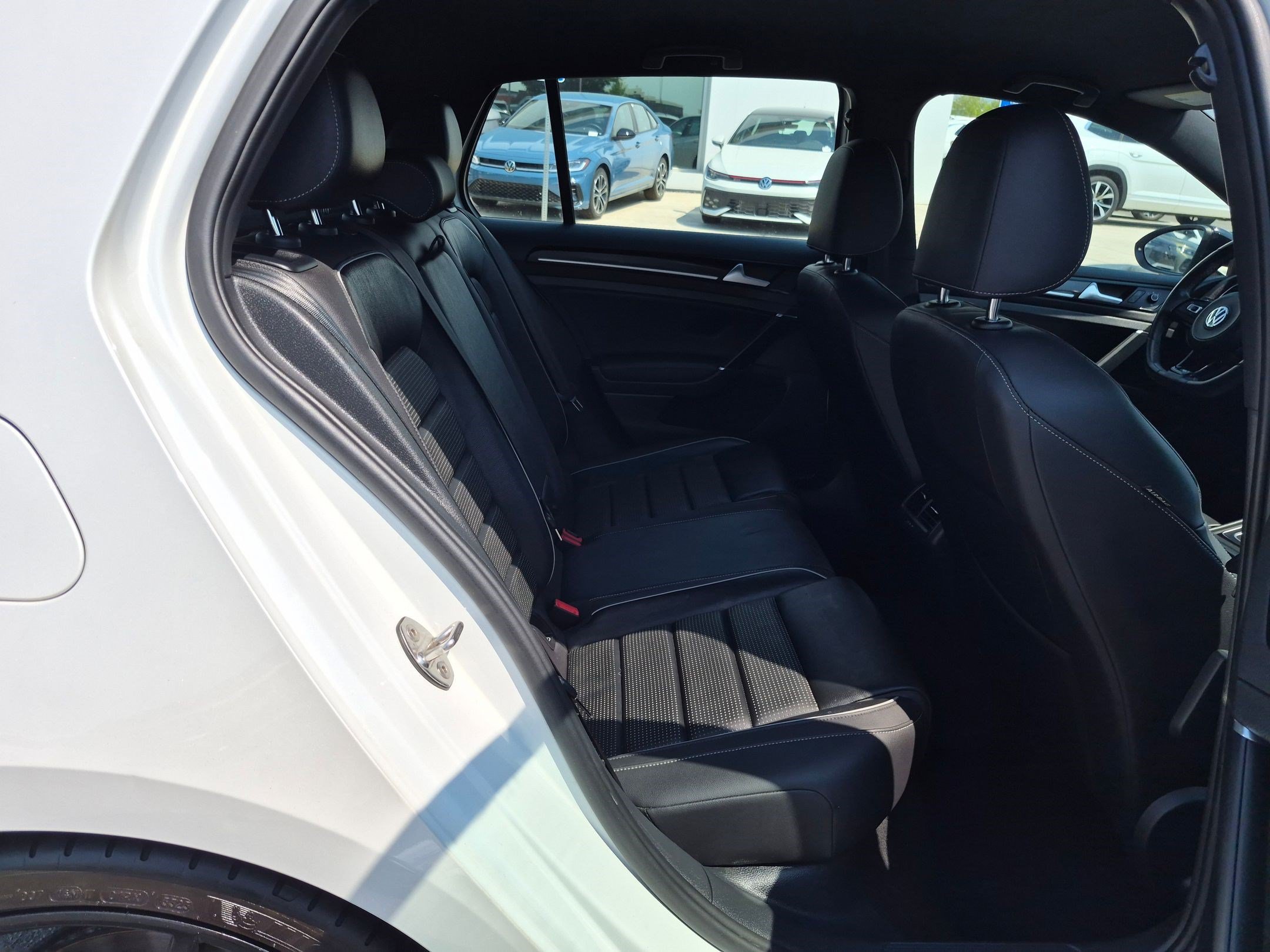 Used 2019 Oryx White Pearl Volkswagen DCC & Navigation 4Motion image 30