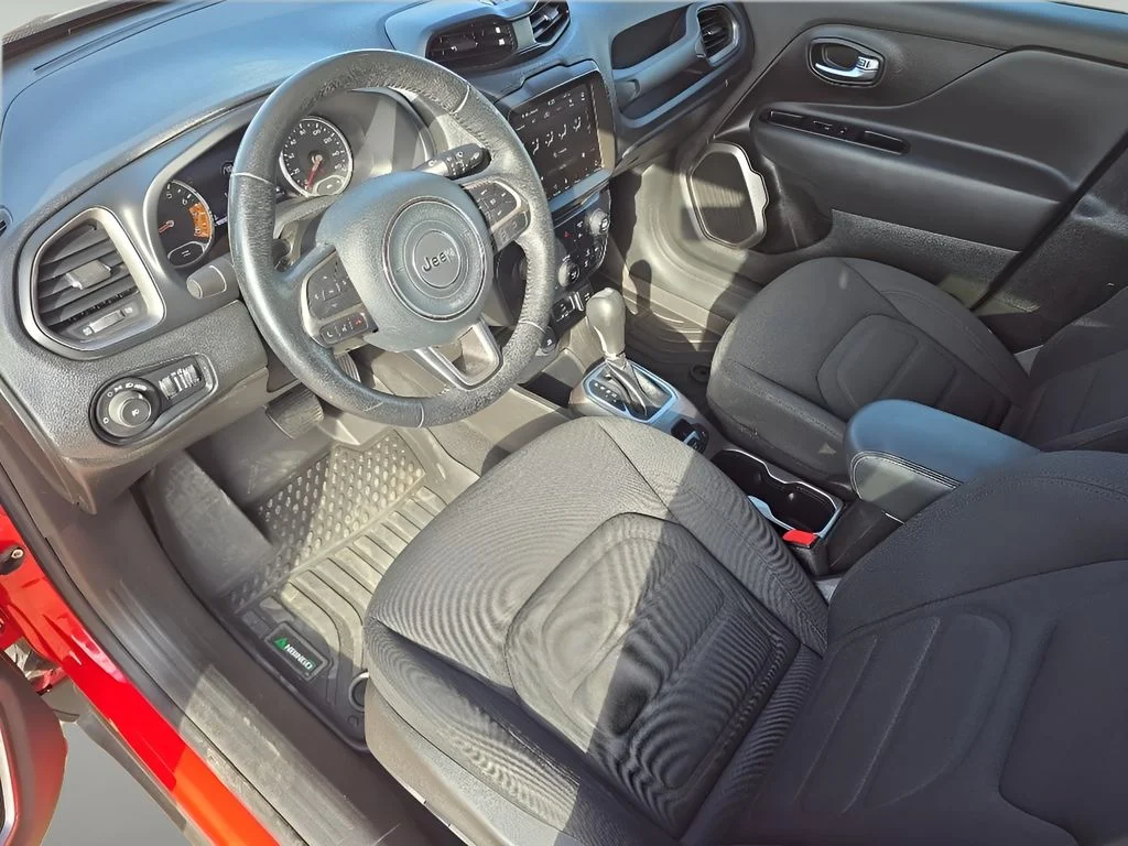 Used 2022  Jeep Latitude image 9