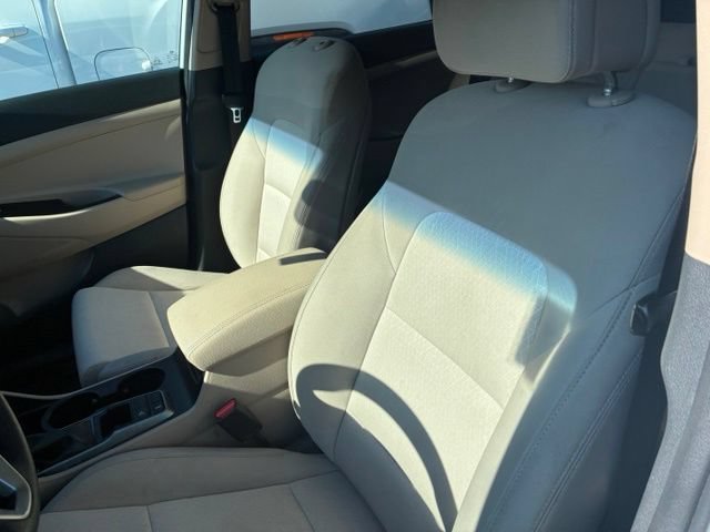 Used 2018 White Hyundai SE image 8
