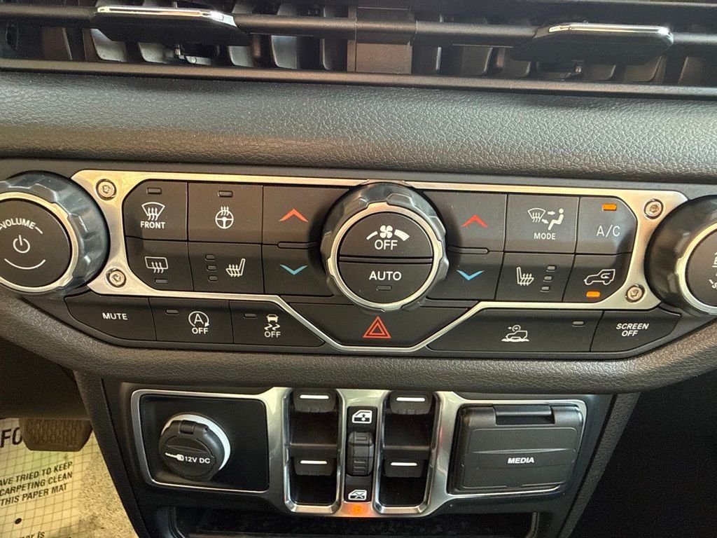 Used 2024 Green Jeep Sport S image 29