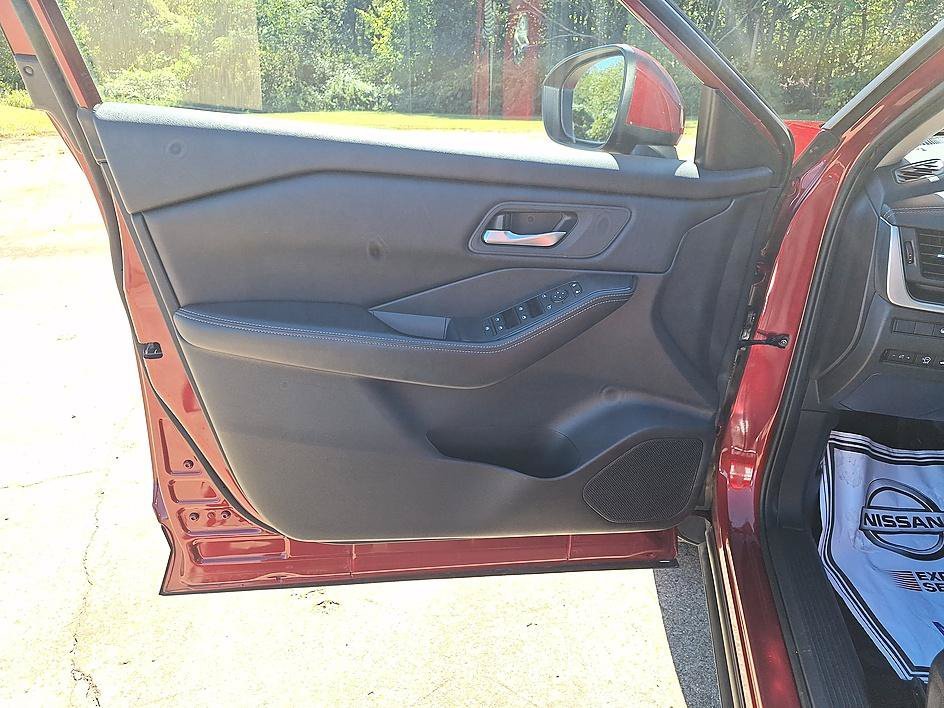 Used 2025 Scarlet Ember Tintcoat Nissan SV image 9