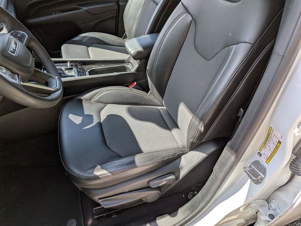 Used 2023 White Jeep Latitude image 20