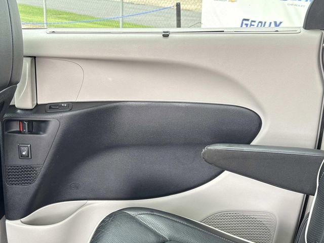 Used 2022 Gray Chrysler Limited image 38